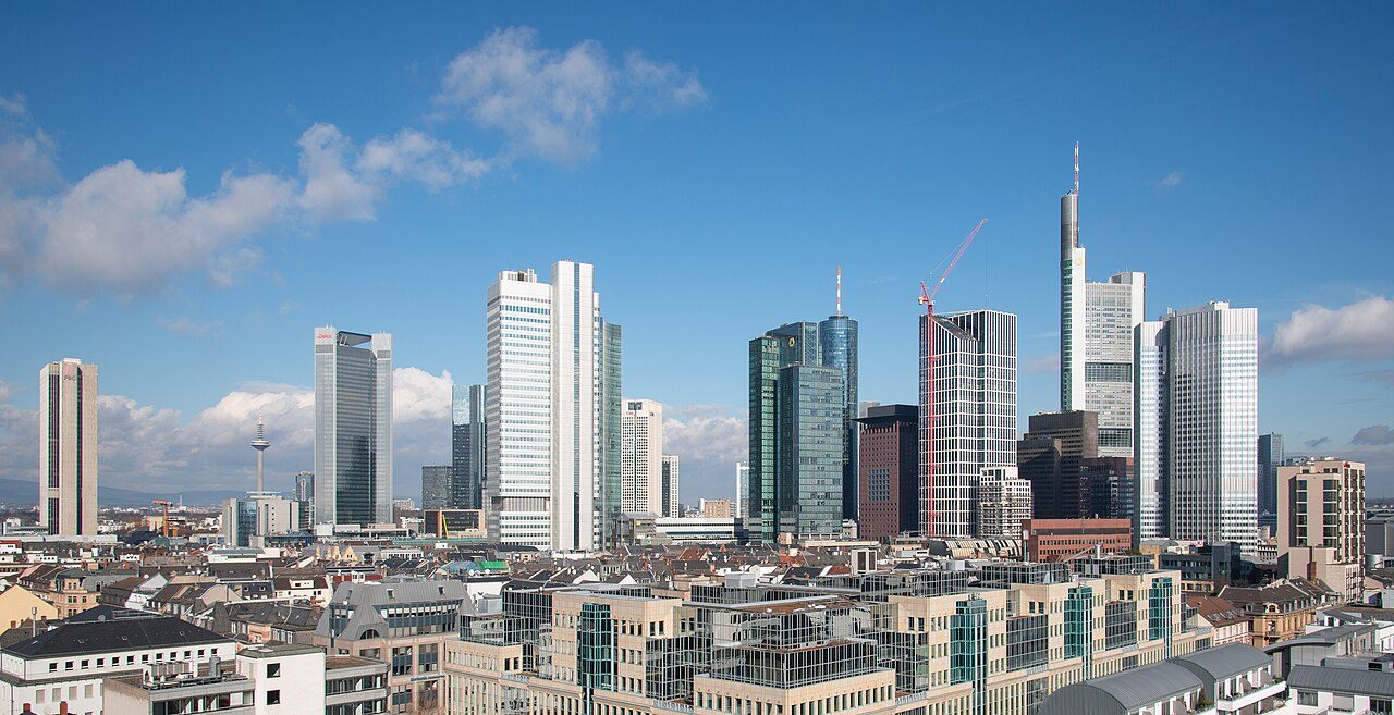 Skyline des Frankfurter Bankenviertels mit Hochhäusern unter blauem Himmel