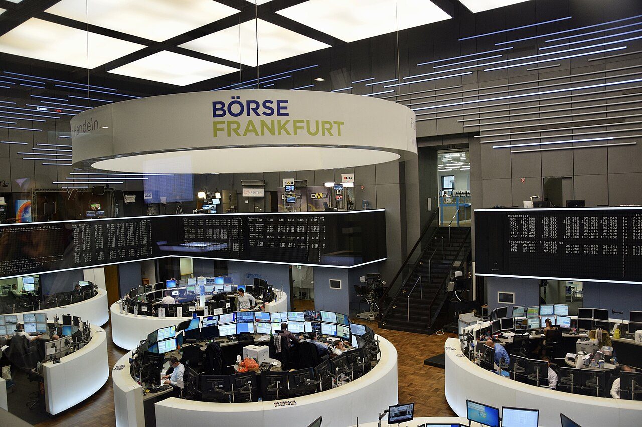 Handelsraum der Frankfurter Wertpapierbörse mit kreisförmigen Handelspulten und großen Kursanzeigen