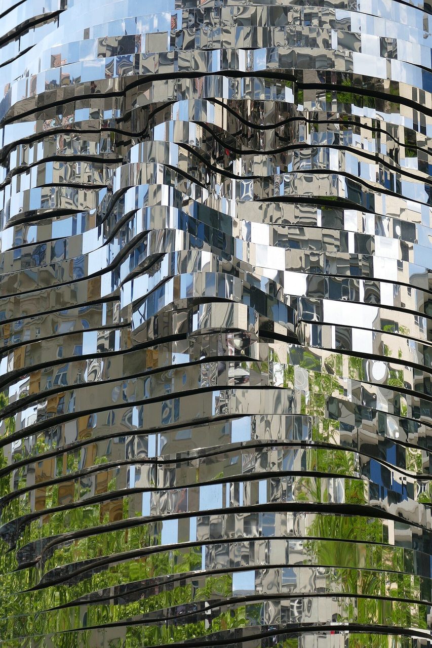 Spiegelnde Stahlschichten der Kinetischen Skulptur „Kopf von Franz Kafka“ als Sinnbild geschichteter Daten